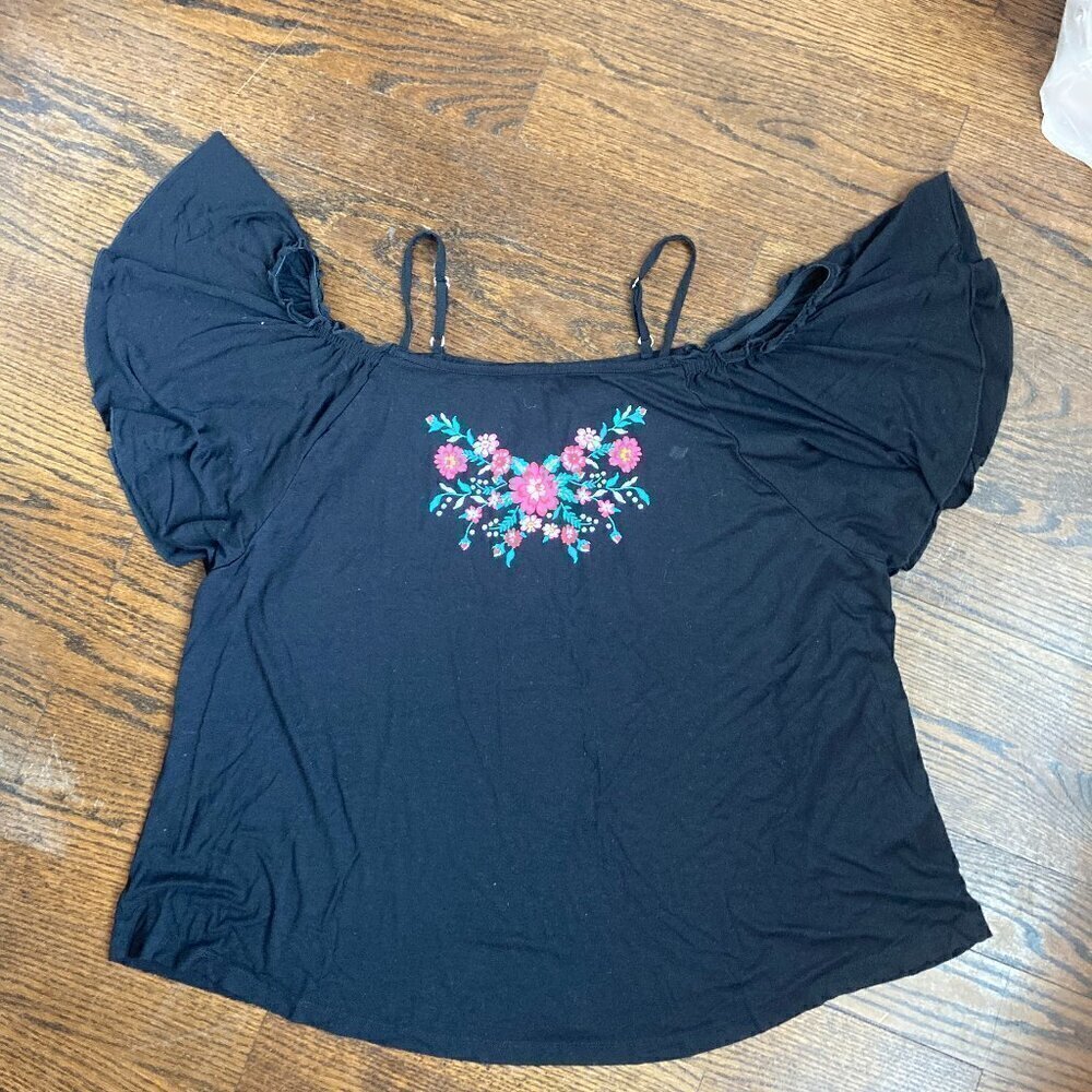 ❤️ 2 for $10 ❤️ Venus floral decor cold shoulder top Black/ red/ size XL